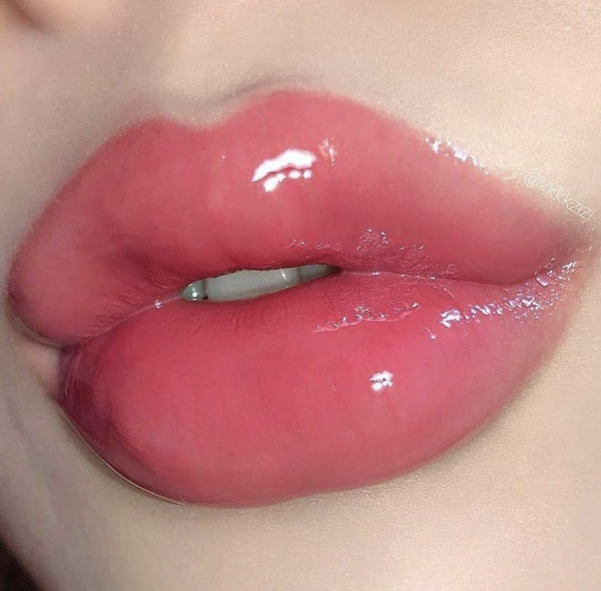 9D0F414E-E3BB-4B25-B9AB-CCC22094E400-1.jpeg برق لب شاینی صورتی | تقویت کننده لب حاوی روغن لب آلوئه ورا | برند 3Q beauty - Image 1