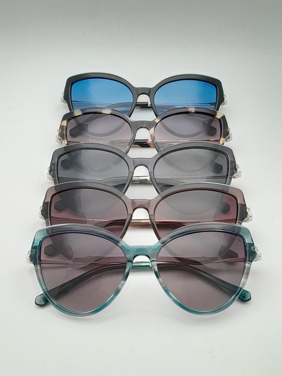 d9a8d53f-ac78-4c4d-bcf5-307221ce814e عینک آفتابی PeaRlo - Image 1