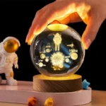 چراغ خواب گوی کریستالی فوق العاده زیبا طرح فضانورد و سیارت زمین