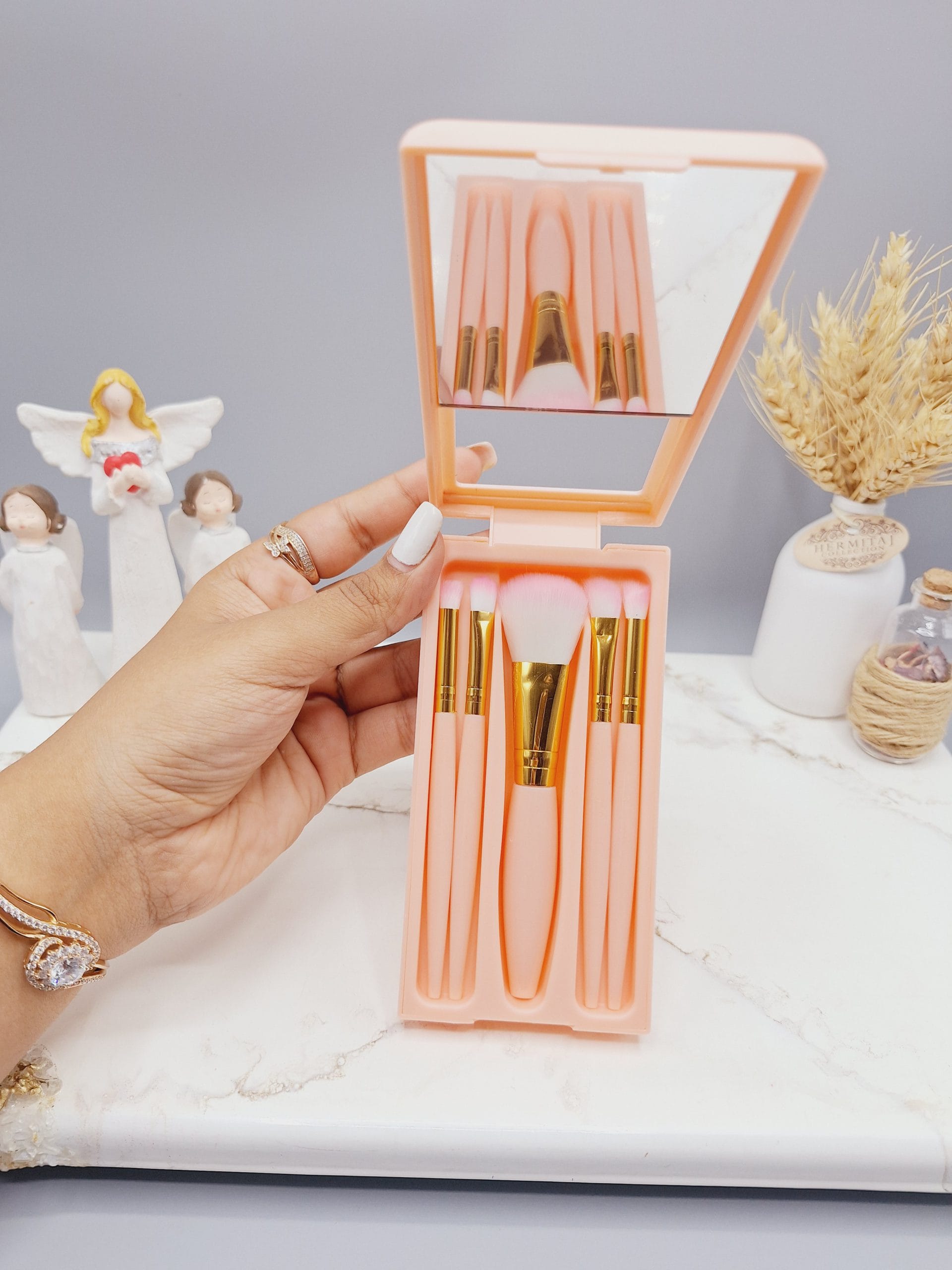 ۲۰۲۴۰۹۲۵_۱۳۰۱۱۰-scaled پک براش آینه دار 5 تکه دسته بلند رنگ صورتی - Image 1