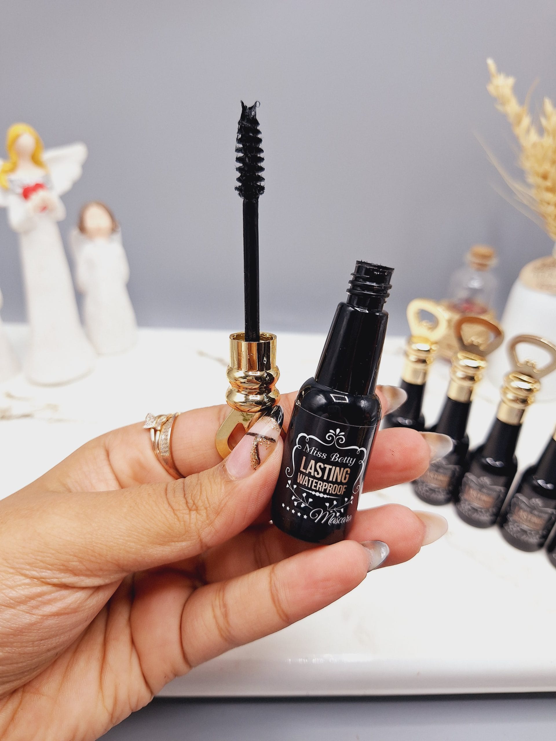 ۲۰۲۴۱۱۰۱_۱۸۱۵۴۶-scaled ریمل پوکه مشکی شامپاینی Miss Betty کد M1167 - Image 1