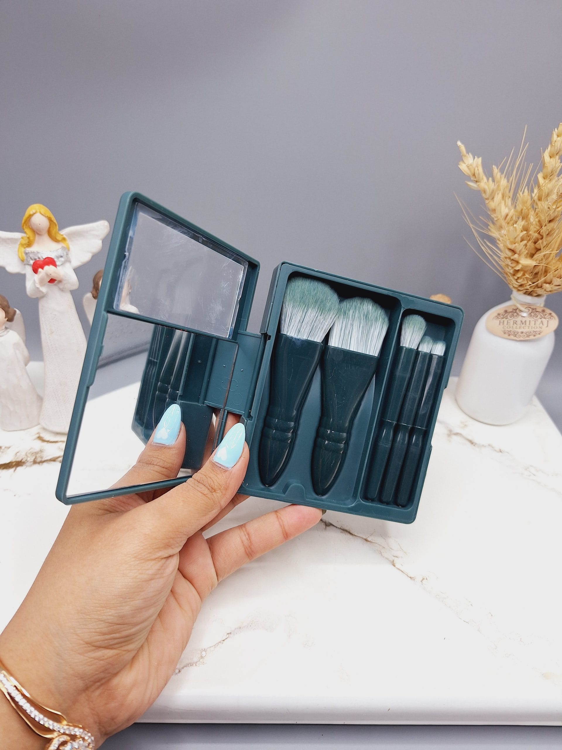 ۲۰۲۵۰۲۰۱_۱۴۳۵۰۵-scaled ست براش باکس دار 5 تیکه صورتی آینه دار رنگ سبز - Image 1