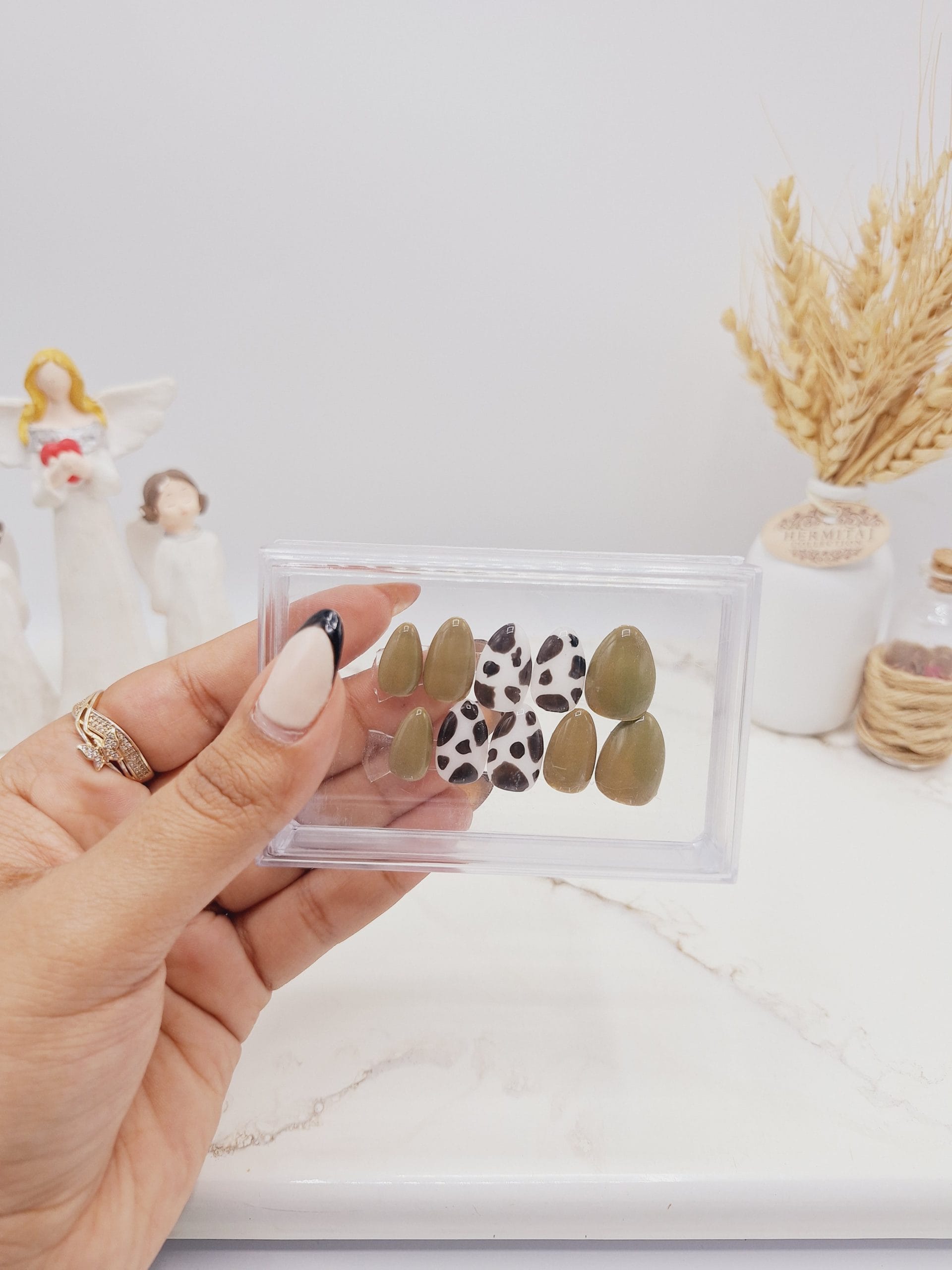 ۲۰۲۵۰۴۱۲_۱۳۱۹۱۷-scaled ناخن مصنوعی با مواد کاشت مدل گاوی رنگ سبز (به همراه پک اختصاصی) - Image 1