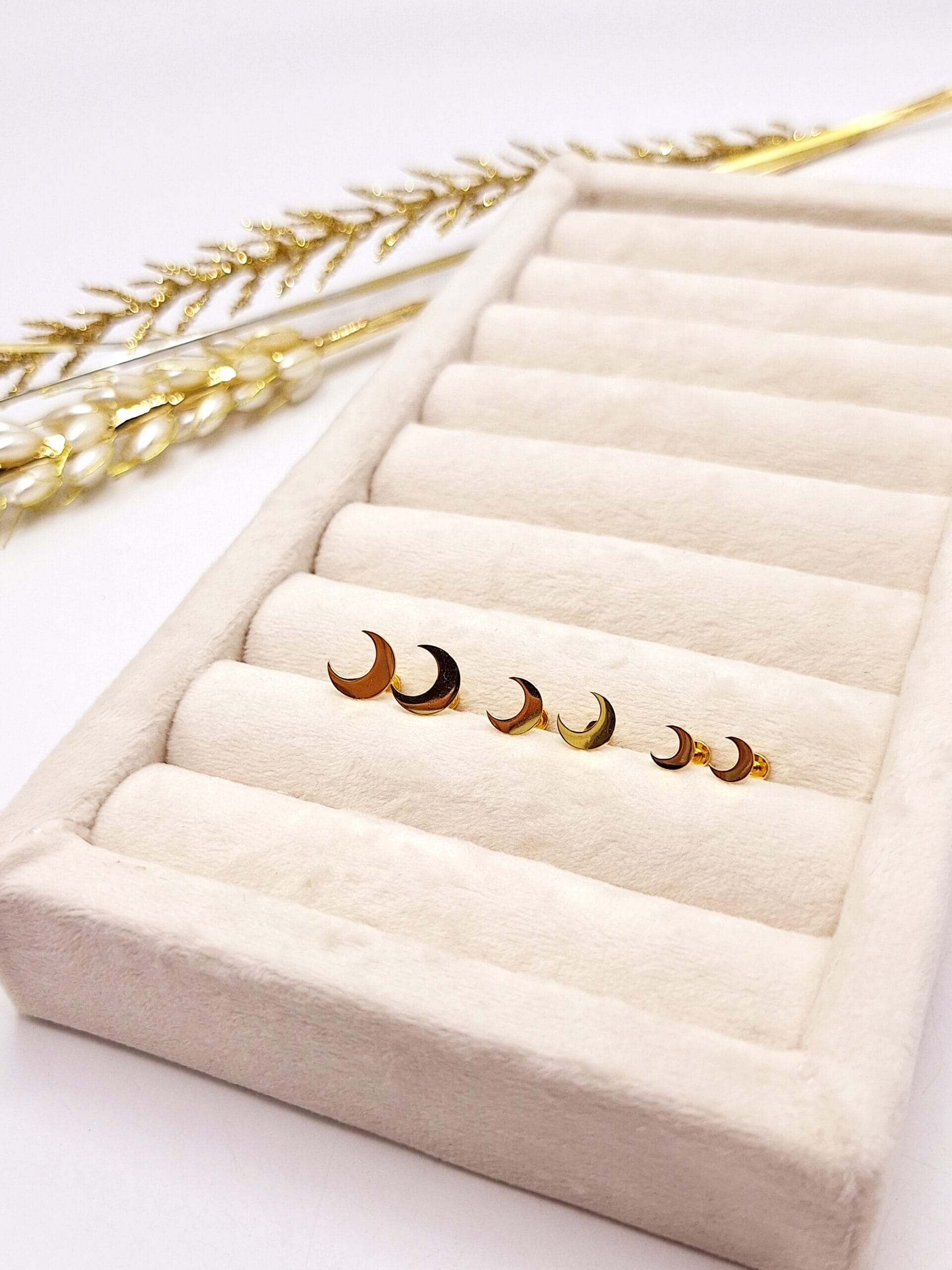 ۲۰۲۵۰۸۱۵_۰۱۲۴۱۶-scaled گوشواره میخی طرح ماه طلایی استیل - Image 1