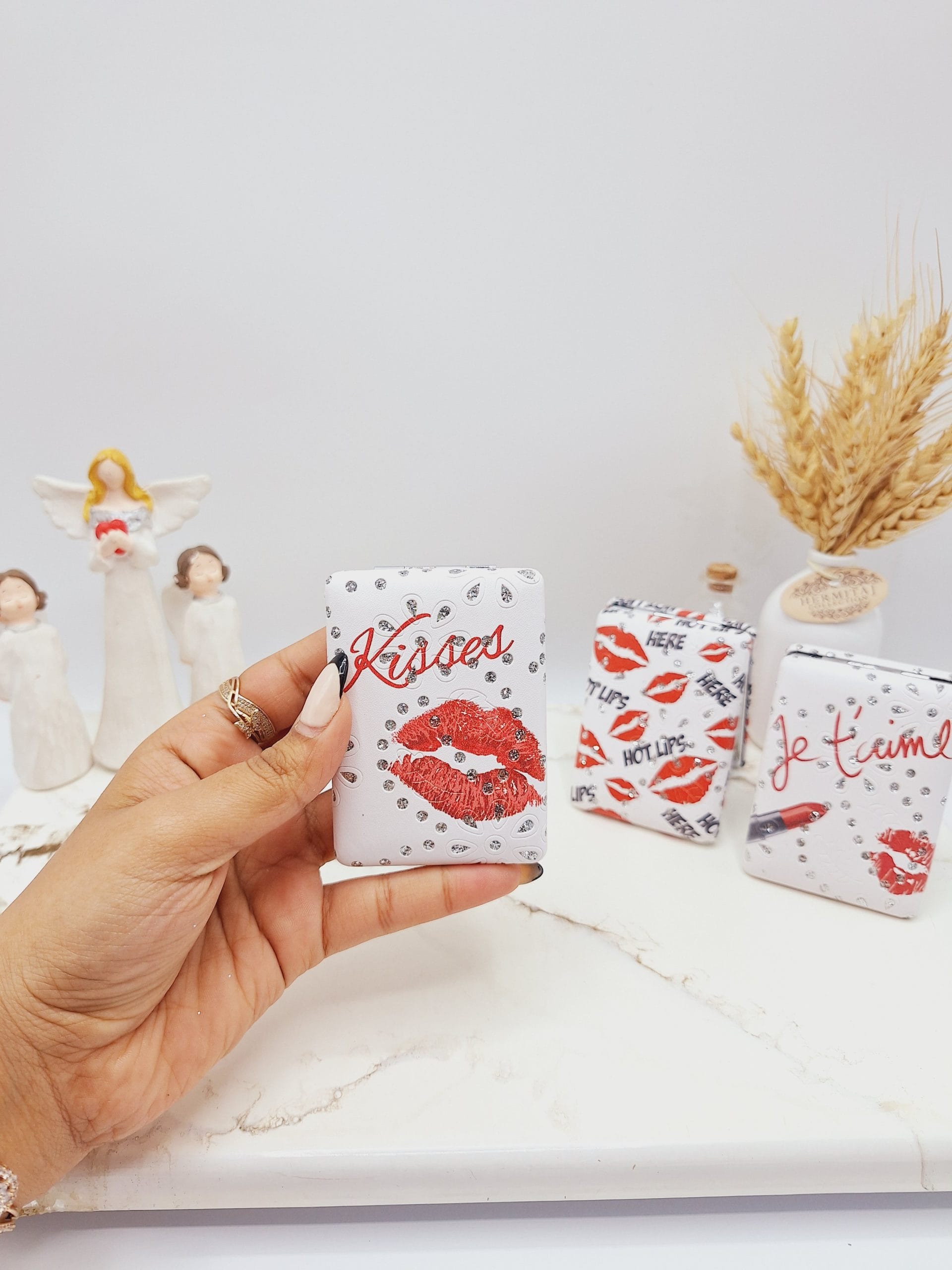 ۲۰۲۵۰۴۱۸_۱۴۳۱۵۶-scaled آینه دو طرفه جیبی طرح آرایشی ارسال رندوم - Image 1