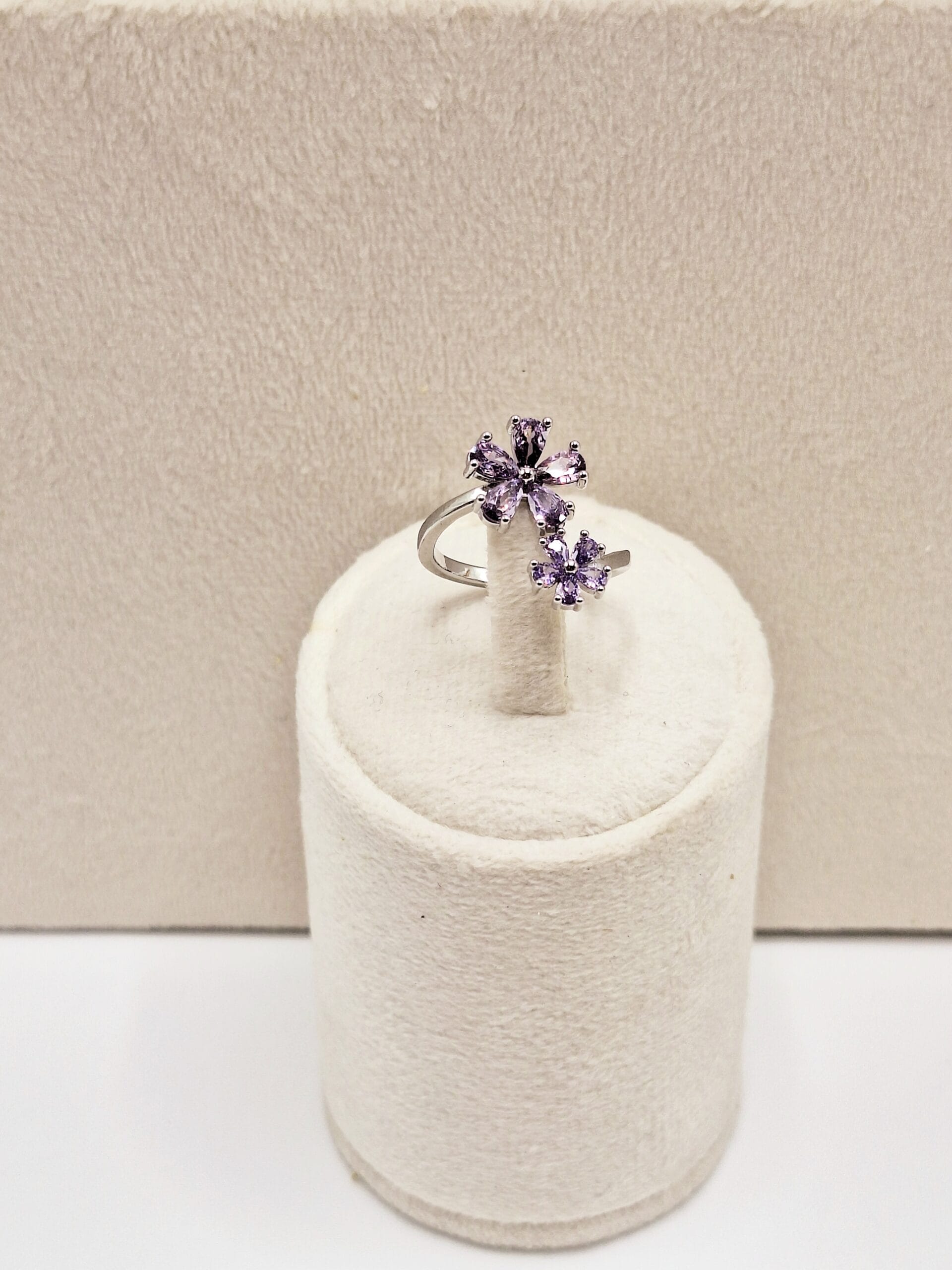 ۲۰۲۵۰۸۲۰_۱۵۳۹۳۶-scaled انگشتر جواهری طرح گل بنفش نگین دار فری سایز - Image 1