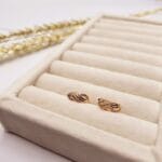 گوشواره طلایی طرح پیچی نگین دار برند ژوپینگ