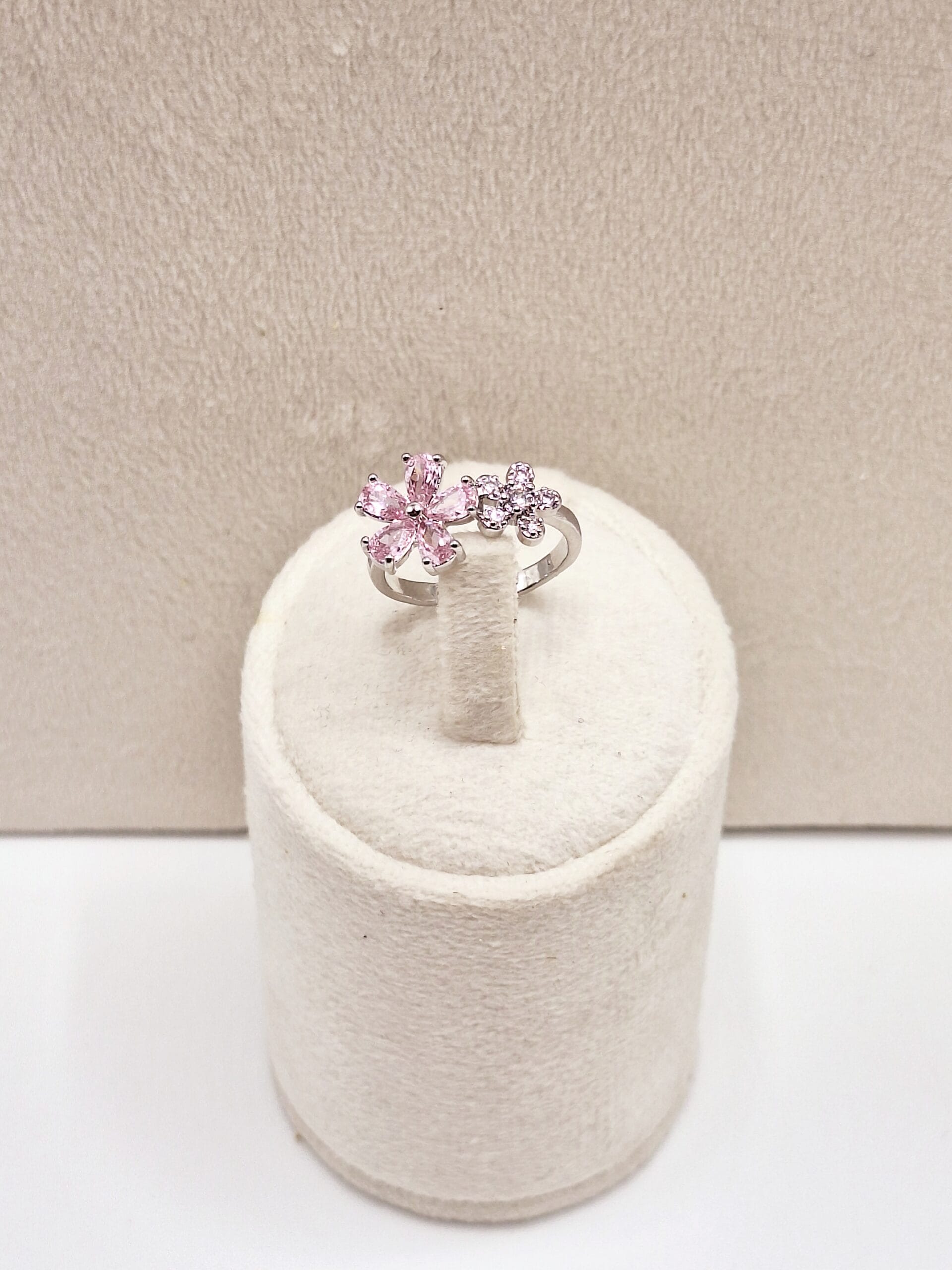 ۲۰۲۵۰۸۲۰_۱۵۴۲۴۷-scaled انگشتر جواهری طرح گل صورتی نگین دار فری سایز - Image 1