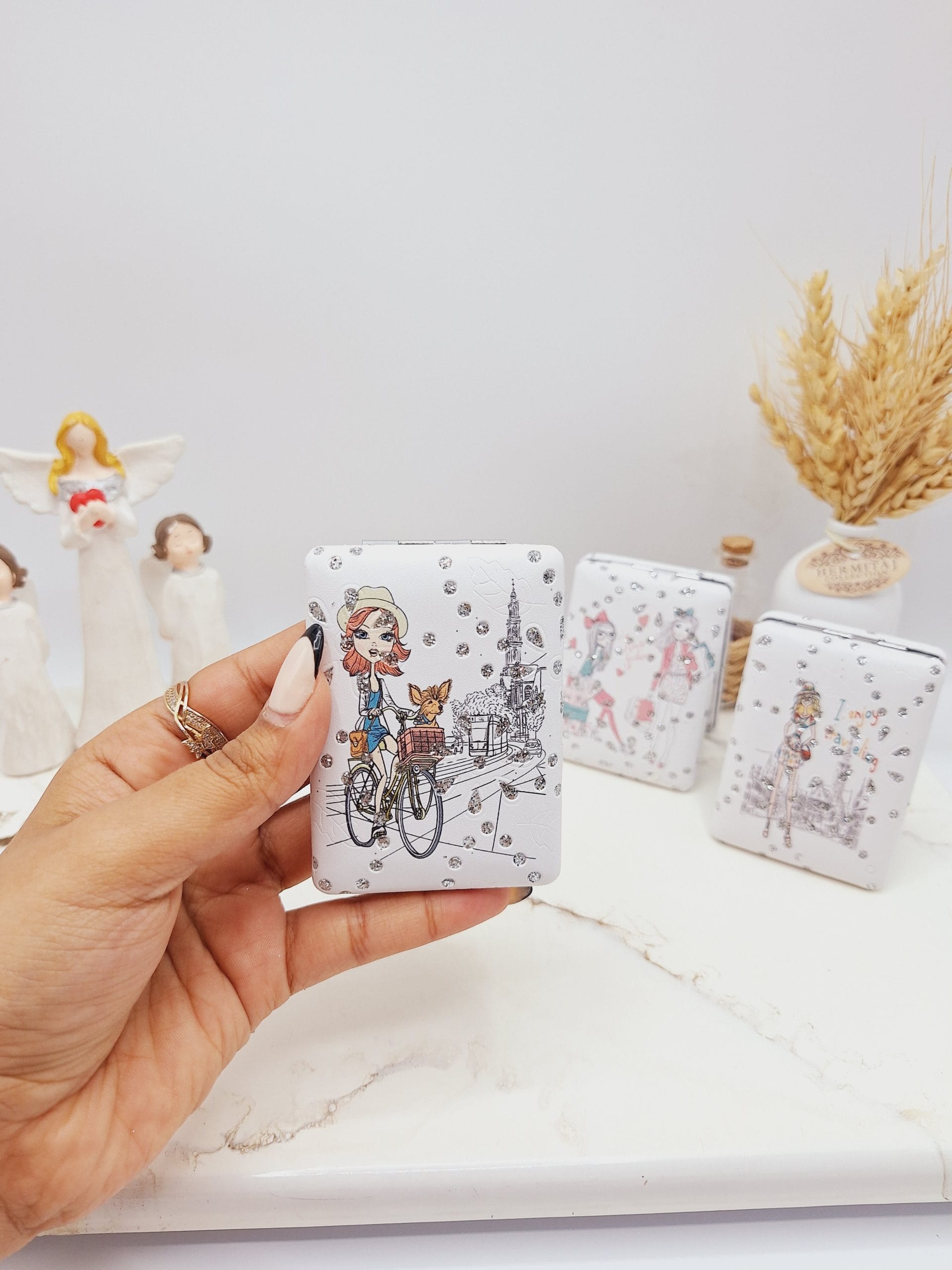 ۲۰۲۵۰۴۱۸_۱۴۲۳۰۰-scaled آینه دو طرفه جیبی طرح دختر - Image 1