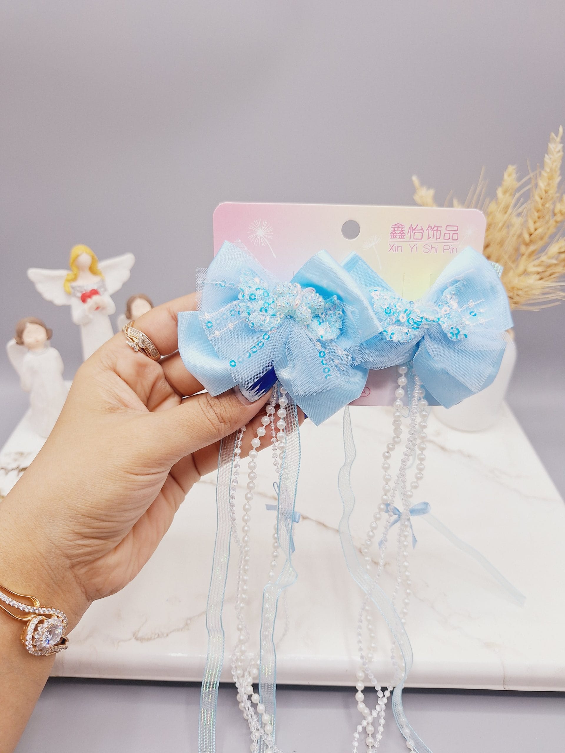 ۲۰۲۵۰۱۱۴_۱۸۲۱۲۴-scaled ست 2 تایی گیره مو پاپیونی پولک دار همراه با آویز نواری و نگین دار - Image 1