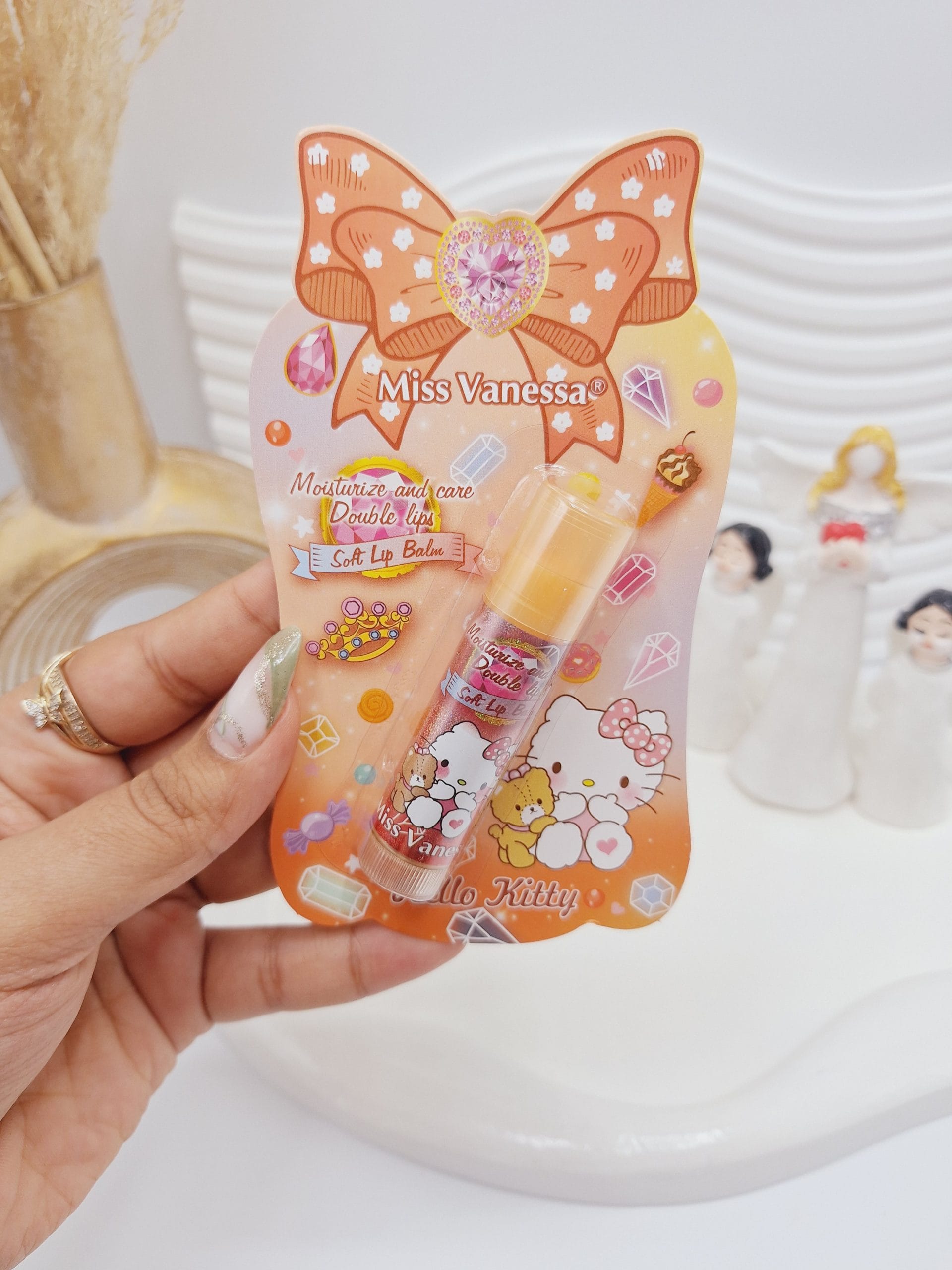 ۲۰۲۵۰۵۱۶_۲۲۲۶۴۷-scaled بالم لب مرطوب کننده و مراقبت کننده از خشکی لب کیتی برند Miss Vanessa کد 7025 - Image 1
