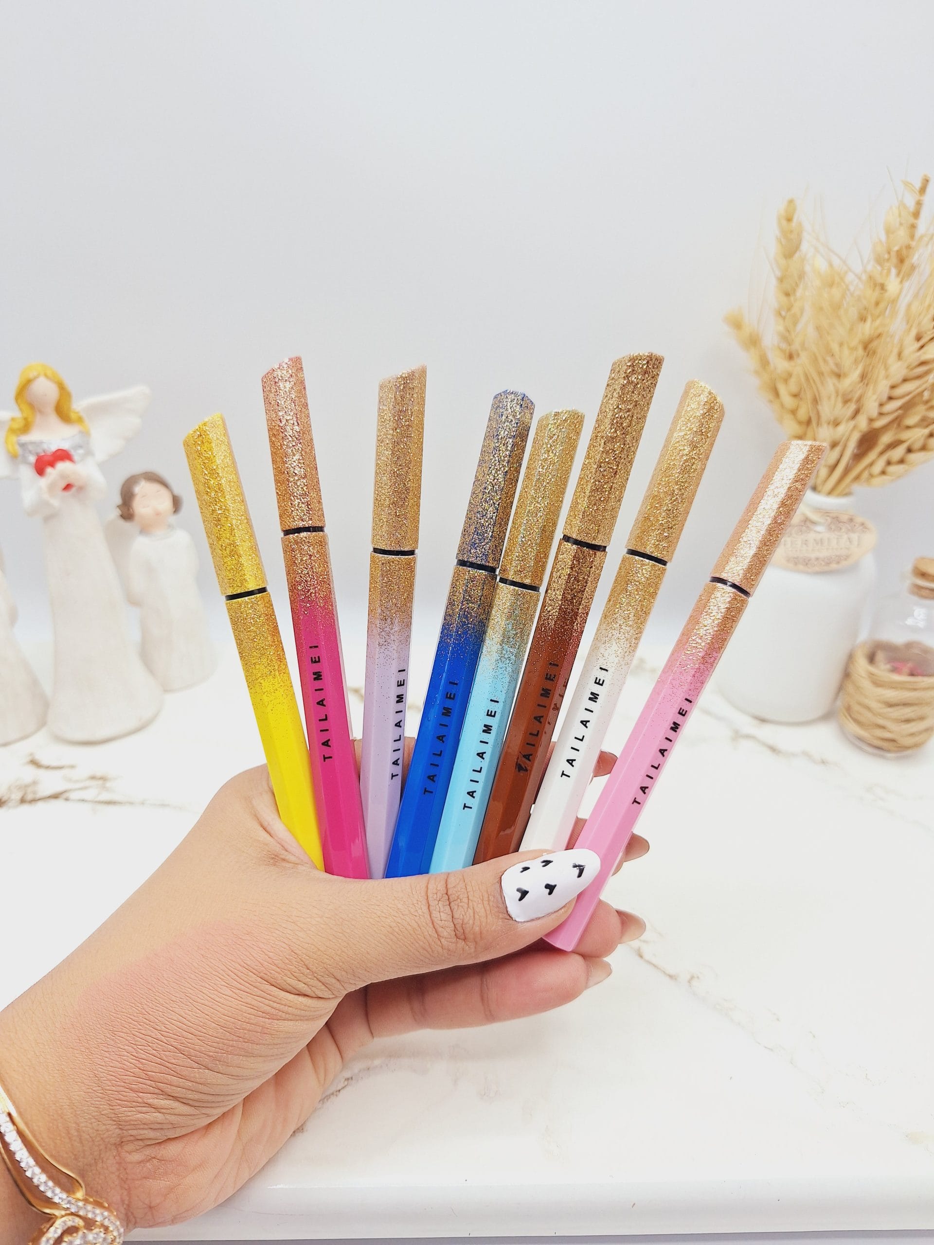 ۲۰۲۵۰۲۲۸_۱۵۱۶۱۹-scaled خط چشم رنگی مات ماژیکی برند تایلامی پوکه گلیتری کد NO.:TLM-E118 - Image 1