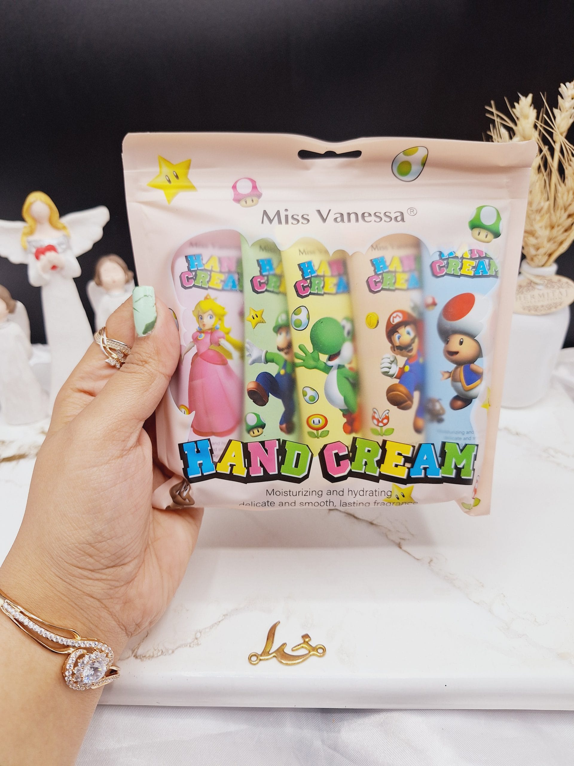 ۲۰۲۴۰۳۰۶_۱۱۲۹۱۹-scaled پک 5 عددی کرم دست طرح کارتونی Miss Vanessa کد G3139 - Image 1